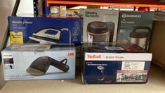 Lot 215  
            Edinburgh SR33 - Delivery Only 
                
QUANTITY OF KITCHEN & APPLIANCE ITEMS TO INCLUDE MORPHY RICHARDS CLARITY 1.6L SOU...