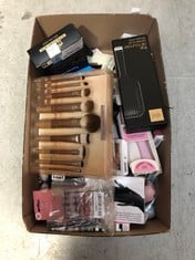 Lot 382  
            Edinburgh SR33 - Delivery Only 
                
QUANTITY OF HEALTH & BEAUTY ITEMS TO INCLUDE GHD PADDLE BRUSH HAIR BRUSH, FAST AN...