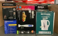 Lot 135  
            Edinburgh SR33 - Delivery Only 

                
QUANTITY OF KITCHEN & APPLIANCES ITEMS TO INCLUDE DAEWOO ESSENTIALS 1.7L FAST BOI...