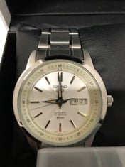 Lot 233  
            Edinburgh SR33 - Delivery Only 
                
SEIKO SILVER MENS WATCH STAINLESS STEEL STRAP, WHITE FACE : LOCATION - C RACK