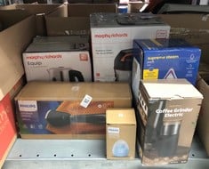 Lot 304  
            Edinburgh SR33 - Delivery Only 

                
QUANTITY OF KITCHEN & APPLIANCES ITEMS TO INCLUDE PHILIPS 1000 SERIES FABRIC SHAV...