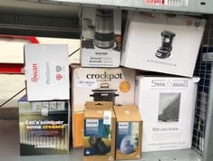 Lot 610  
            Edinburgh SR33 - Delivery Only 

                
QUANTITY OF KITCHEN & APPLIANCES ITEMS TO INCLUDE PHILIPS FABRIC SHAVER, QUICK AN...