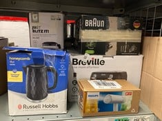Lot 672  
            Edinburgh SR33 - Delivery Only 

                
QUANTITY OF KITCHEN & APPLIANCES ITEMS TO INCLUDE RUSSELL HOBBS HONEYCOMB ELECTRI...