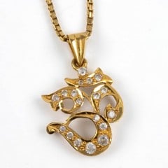 Lot 56  
            Nottingham Luxury Room - Delivery Only 

                
22K Yellow Clear Stone Pendant, 3x2cm, 3.1g. 20K Yellow Chain, 56cm, 10.1g.  Auct...