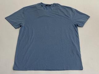 Lot 104  
            Birmingham Premium - Parcel Delivery Only 

                
TOM FORD HALF SLEEVE T-SHIRT (SIZE 50) ORIGINAL RRP £270
