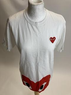 Lot 163  
            Birmingham Premium - Parcel Delivery Only 

                
PLAY WHITE AND RED HEART T-SHIRT (SIZE M)