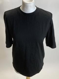 Lot 187  
            Birmingham Premium - Parcel Delivery Only 

                
THE FRANKIE SHOP SHOULDER PADDED T-SHIRT (SIZE XS) AND LULULEMON MESH TENNIS T-SH...