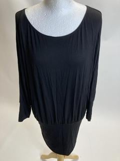 Lot 191  
            Birmingham Premium - Parcel Delivery Only 

                
CHARLI DRESS (SIZE S) AND OASIS WHITE T-SHIRT (SIZE S)