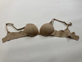 Lot 196  
            Birmingham Premium - Parcel Delivery Only 

                
HUNZA G LONDON BRA (ONE SIZE ) AND SKIMS PUSH UP PLUNGE BRA (SIZE 32A) TOTAL ORIG...