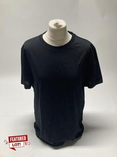 Lot 210  
            Birmingham Premium - Parcel Delivery Only 

                
2 X PRADA BLACK T-SHIRT (SIZE XL) TOTAL ORIGINAL RRP £500