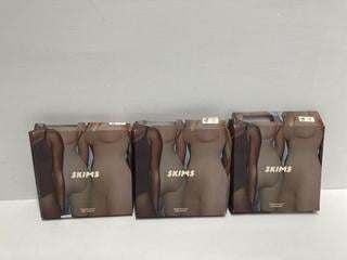 Lot 212  
            Birmingham Premium - Parcel Delivery Only 

                
3 X CLOTHES TO INCLUDE SKIMS SEAMLESS SCULPT MID THIGH BODYSUIT (SIZE S) TOTAL OR...