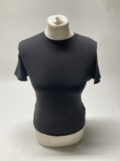 Lot 215  
            Birmingham Premium - Parcel Delivery Only 

                
3 X CLOTHES TO INCLUDE SKIMS FITS EVERYBODY UNLINED DEMI BRA (SIZE 34A) TOTAL ORI...