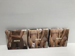 Lot 218  
            Birmingham Premium - Parcel Delivery Only 

                
3 X CLOTHES TO INCLUDE SKIMS SEAMLESS SCULPT MID WAIST BRIEF (SIZE XXS) TOTAL ORI...