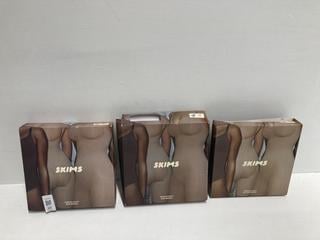 Lot 221  
            Birmingham Premium - Parcel Delivery Only 

                
3 X CLOTHES TO INCLUDE SKIMS SEAMLESS SCULPT BRIEF BODYSUIT (SIZE M) TOTAL ORIGIN...