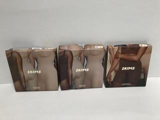 Lot 222  
            Birmingham Premium - Parcel Delivery Only 

                
3 X CLOTHES TO INCLUDE SKIMS SEAMLESS SCULPT BRIEF BODYSUIT (SIZE M) TOTAL ORIGIN...