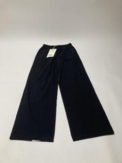 Lot 229  
            Birmingham Premium - Parcel Delivery Only 

                
ADANOLA FULL ZIP FUNNEL SWEATSHIRT WHITE /MANGO ORANGE (SIZE S), COTTON PULL BLAC...