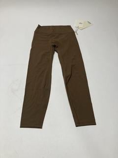 Lot 232  
            Birmingham Premium - Parcel Delivery Only 

                
3 X CLOTHES TO INCLUDE ADANOLA ULTIMATE LEGGINGS -COFFEEBEAN (SIZE M) TOTAL ORIGI...