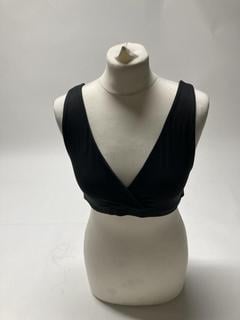Lot 238  
            Birmingham Premium - Parcel Delivery Only 

                
3 X CLOTHES TO INCLUDE T/ALA SCULPT SEAMLESS SWEETHEART CROSSBACK BRA AMERICANO (...