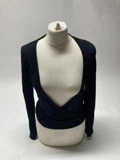 Lot 252  
            Birmingham Premium - Parcel Delivery Only 

                
SISTERLY TRIBE SOFT WRAP TOP BLACK (SIZE S) LULULEMON HOTTY SHORT LACE TRIM (SIZE...