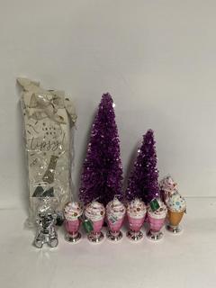 Lot 302  
            Birmingham Premium - Parcel Delivery Only 

                
11 X CHRISTMAS ITEMS TO INCLUDE MICA DECORATION CHRISTMAS TREE TOTAL ORIGINAL RRP...