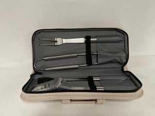 Lot 309  
            Birmingham Premium - Parcel Delivery Only 

                
LE CREUSET SET OF 4 STAINLESS & CARRY BAG ORIGINAL RRP £129