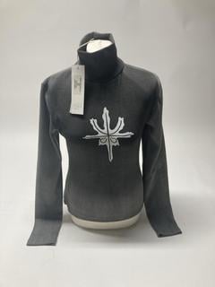 Lot 30  
            Birmingham Premium - Parcel Delivery Only 
                
DI PETSA TRIDENT LONG SLEEVE TOP (SIZEL) COLOUR (GREY) ORIGINAL RRP £120