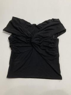 Lot 342  
            Birmingham Premium - Parcel Delivery Only 

                
3 X CLOTHES TO INCLUDE BLACK TOP (ONE SIZE)