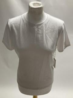 Lot 348  
            Birmingham Premium - Parcel Delivery Only 

                
3 X CLOTHES TO INCLUDE GOOD AMERICAN WHITE T-SHIRT (SIZE XL)