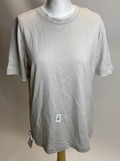 Lot 40  
            Birmingham Premium - Parcel Delivery Only 
                
PLATINUM ELEVENTY CONTRAST TRIM T-SHIRT (SIZE S) ORIGINAL RRP £220