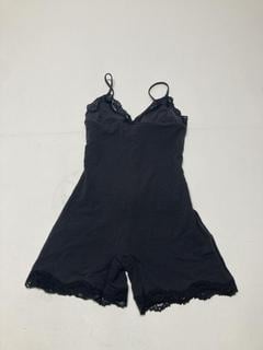 Lot 85  
            Birmingham Premium - Parcel Delivery Only 
                
4 X CLOTHES TO INCLUDE HUNZA G LONDON BRA (ONE SIZE) TOTAL ORIGINAL RRP £340