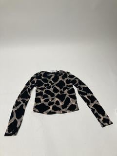 Lot 86  
            Birmingham Premium - Parcel Delivery Only 
                
3 X CLOTHES TO INCLUDE ADANOLA SHORT SLEEVE TOP (SIZE S)