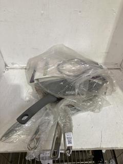 Lot 1002  
            Birmingham SR107 - Parcel Delivery Only 
                
4 X KITCHEN UTENSILS TO INCLUDE EASIGLIDE PAN
