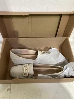 Lot 1003  
            Birmingham SR107 - Parcel Delivery Only 
                
CLARKS PALE GREY SHOES UK SIZE 8 ORIGINAL RRP £175