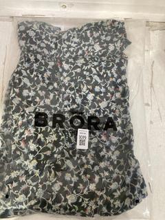 Lot 1019  
            Birmingham SR107 - Parcel Delivery Only 
                
BRORA BLACK THIN SHIRT UK SIZE 12 ORIGINAL RRP £215