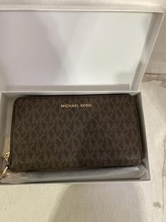 Lot 1023  
            Birmingham SR107 - Parcel Delivery Only 
                
MICHAEL KORS PURSE ORIGINAL RRP £209