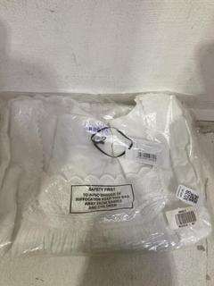 Lot 1028  
            Birmingham SR107 - Parcel Delivery Only 
                
BRORA WHITE TOP UK SIZE 12