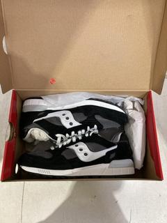 Lot 1029  
            Birmingham SR107 - Parcel Delivery Only 
                
SAUCONY BLACK AND WHITE TRAINERS UK SIZE 8
