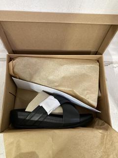 Lot 1030  
            Birmingham SR107 - Parcel Delivery Only 
                
FITFLOP LULU CRYSTAL BUCKLE SLIDES UK SIZE 6.5