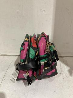 Lot 1044  
            Birmingham SR107 - Parcel Delivery Only 
                
2X MAKEUP BAG, FLOWER COSMETIC BAG