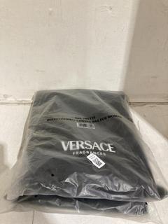 Lot 1051  
            Birmingham SR107 - Parcel Delivery Only 

                
2X ITEMS TO INCLUDE VERSACE FRAGRANCES INSTITUTIONAL CANVAS BAG FOR WOMAN