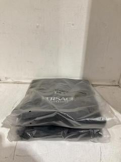 Lot 1052  
            Birmingham SR107 - Parcel Delivery Only 

                
2X ITEMS TO INCLUDE VERSACE FRAGRANCES INSTITUTIONAL CANVAS BAG FOR WOMAN