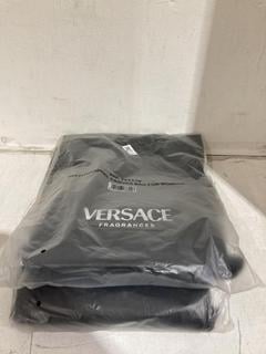 Lot 1053  
            Birmingham SR107 - Parcel Delivery Only 

                
2X ITEMS TO INCLUDE VERSACE FRAGRANCES INSTITUTIONAL CANVAS BAG FOR WOMAN