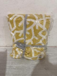 Lot 1074  
            Birmingham SR107 - Parcel Delivery Only 
                
2X ITEMS TO INCLUDE MINI MODERN TOWEL