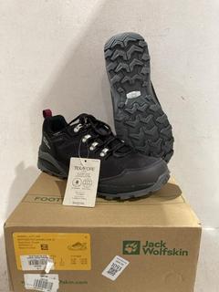 Lot 1093  
            Birmingham SR107 - Parcel Delivery Only 
                
JACK WOLFSKIN REFUGIO TEXAPORE LOW TRAINERS SIZE 6