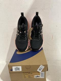 Lot 1098  
            Birmingham SR107 - Parcel Delivery Only 
                
OASICS GEL-PULSE 16 WOMENS BLACK BREEZE TRAINERS SIZE 6