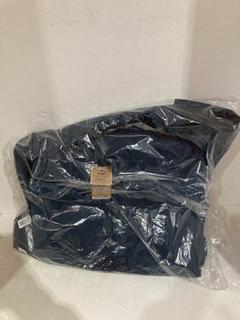 Lot 1115  
            Birmingham SR107 - Parcel Delivery Only 

                
RED KIDS PRO ROBE WATERPROOF ROBE