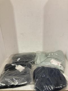 Lot 1123  
            Birmingham SR107 - Parcel Delivery Only 

                
3 X ITEMS TO INCLUDE JOHN LEWIS AND PARTNERS CASHMERE HALF ZIP JUMPER