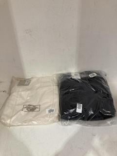 Lot 1125  
            Birmingham SR107 - Parcel Delivery Only 

                
2 X ITEMS TO INCLUDE JOHN LEWIS AND PARTNERS MILOS MAXI DRESS WHITE