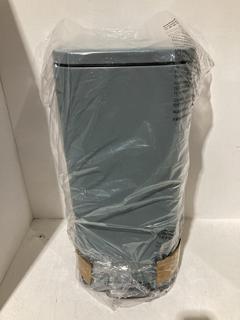 Lot 1132  
            Birmingham SR107 - Parcel Delivery Only 

                
JOHN LEWIS AND PARTNERS GREEN BIN