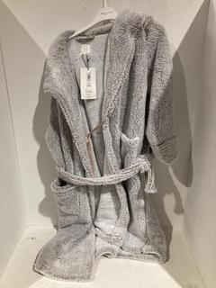 Lot 1135  
            Birmingham SR107 - Parcel Delivery Only 

                
2 X DRESSING GOWNS BLUE AND GREY